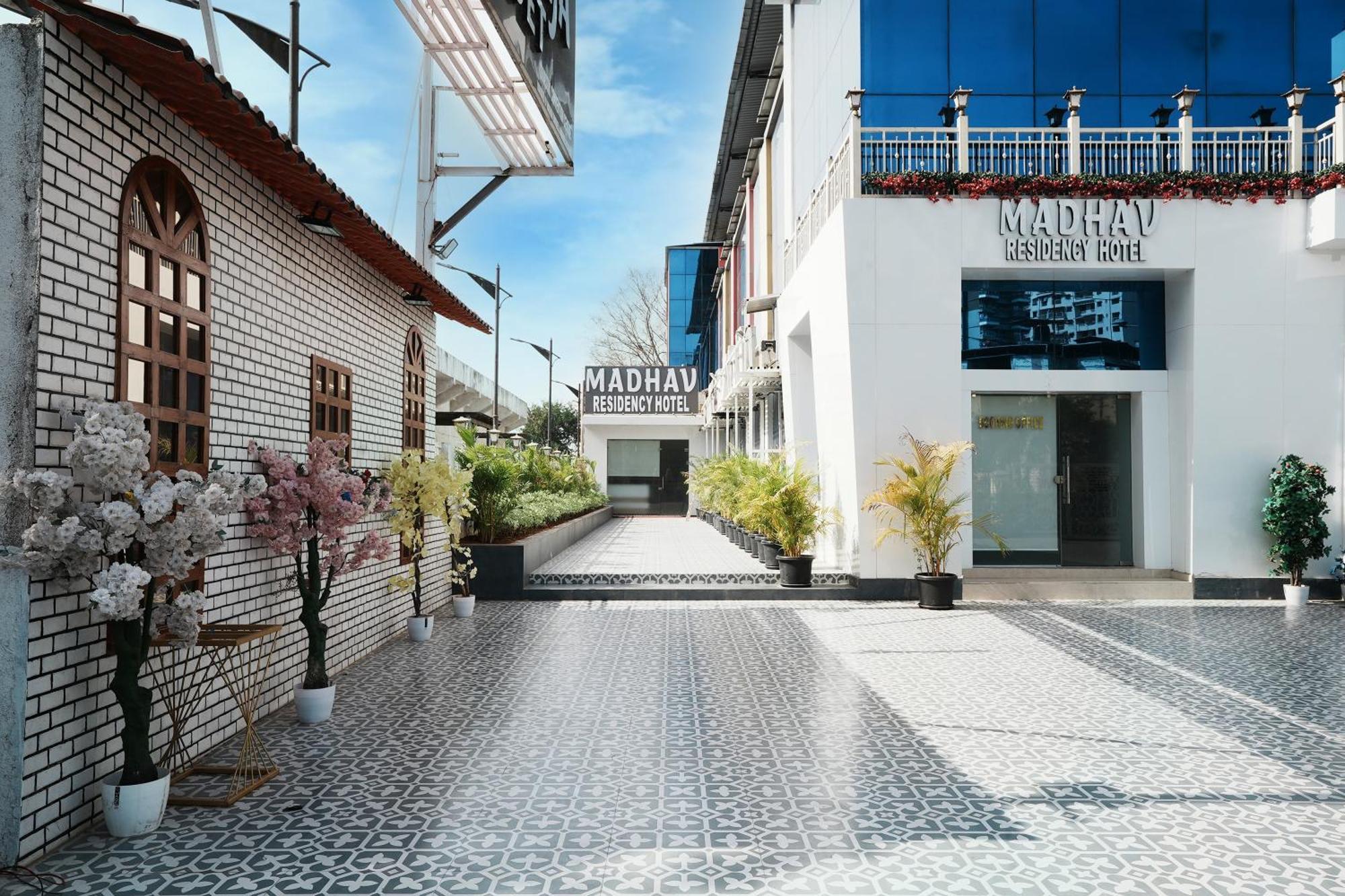 Madhav Residency Hotel & Banquet, Kalyan, Mumbai ภายนอก รูปภาพ