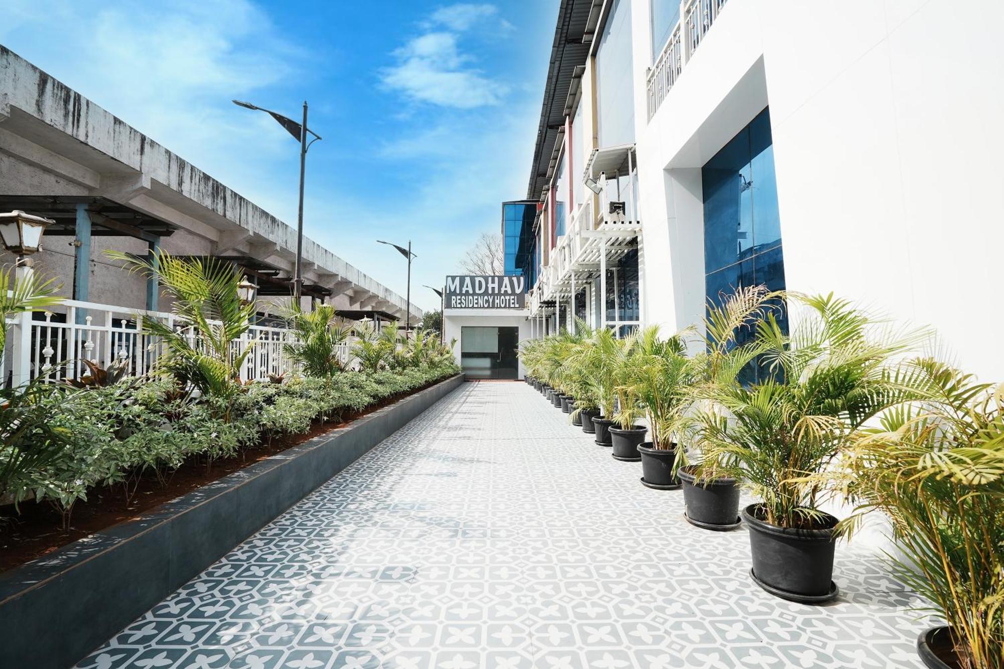 Madhav Residency Hotel & Banquet, Kalyan, Mumbai ภายนอก รูปภาพ